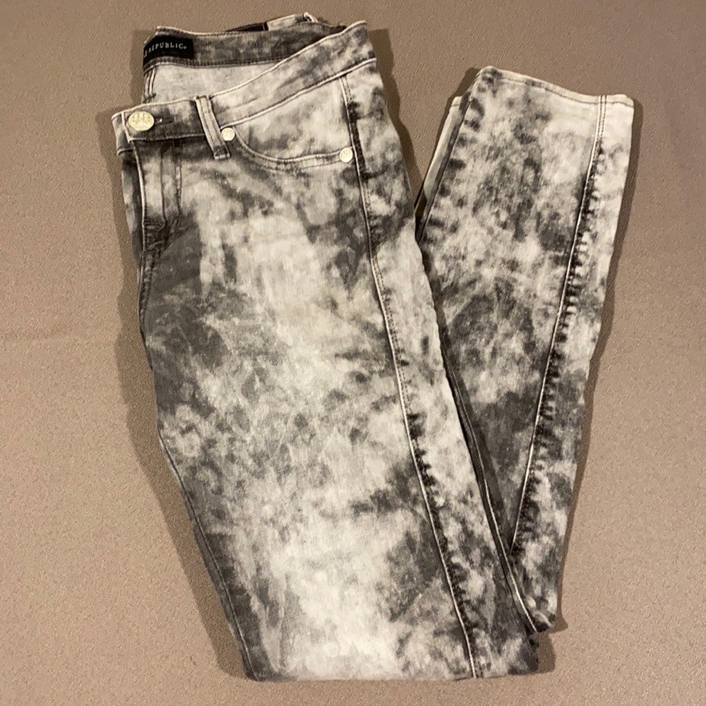 Rock & Republic women’s stoned wash grey and black jeans. Size 8